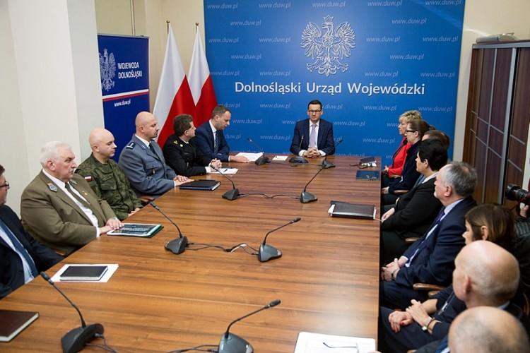 Premier Morawiecki we Wrocławiu. Spotkał się z wojewodą i służbami mundurowymi [ZDJĘCIA]