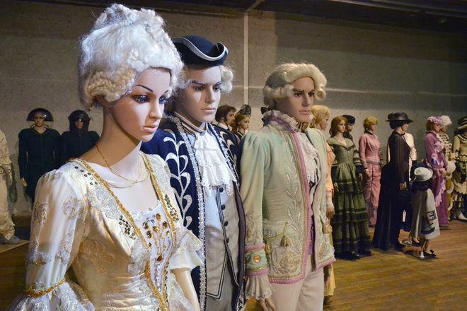 Ponad 100 kostiumów z najbardziej znanych polskich filmów odrestaurowano we Wrocławiu