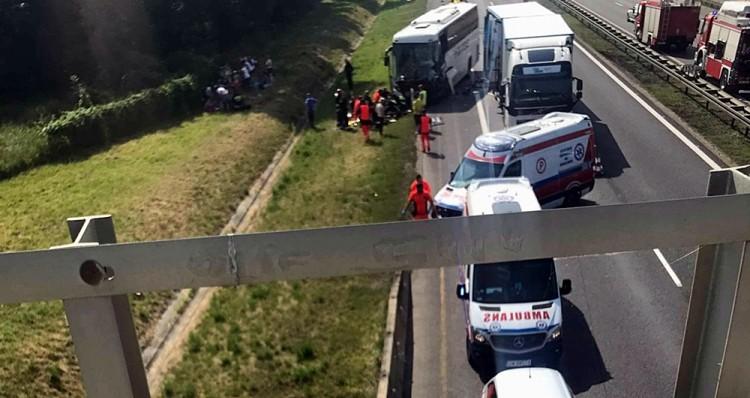 Wypadek autobusu z dziećmi na A4. Lądował śmigłowiec LPR [ZDJĘCIA]