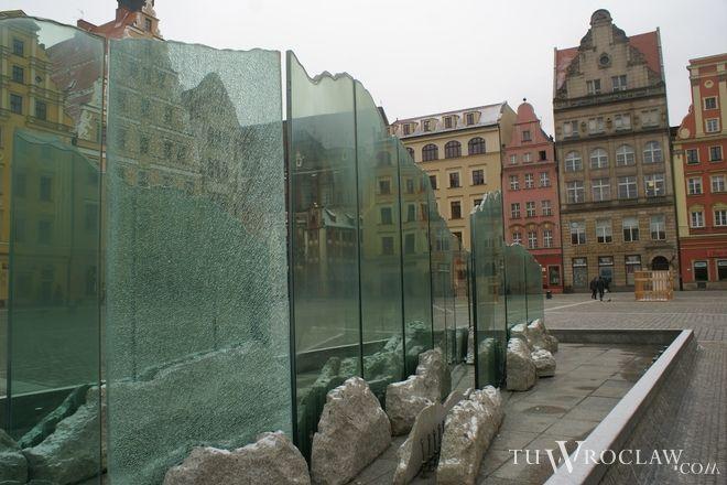 Monocyklem wjechał do fontanny na Rynku. Uszkodził wartościowe szklane tafle