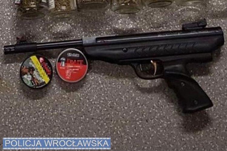 Policjanci zabezpieczyli dużą ilość narkotyków i broń pneumatyczną [ZDJĘCIA]