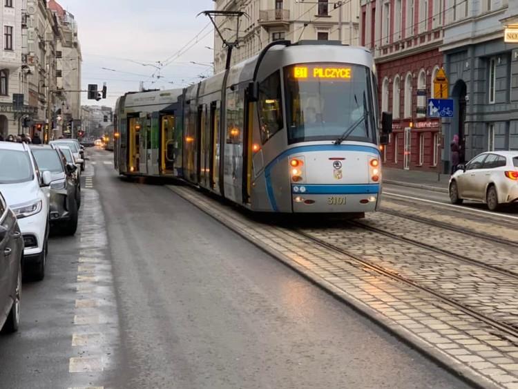 Wrocław: wykolejenie Skody koło Dworca Głównego. Utrudnienia w ruchu