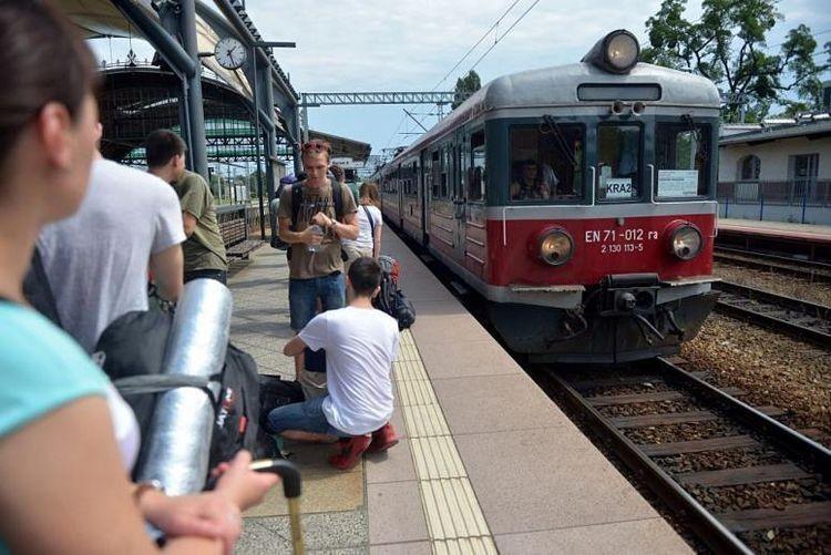 Zwrócił uwagę konduktorom, by założyli maseczki. Został wyśmiany i zwyzywany