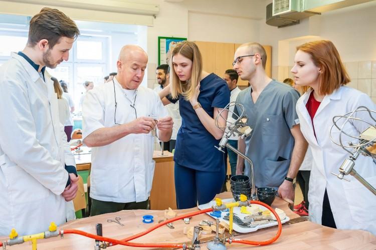 Ukraińcy będą studiować medycynę we Wrocławiu. To decyzja rządu