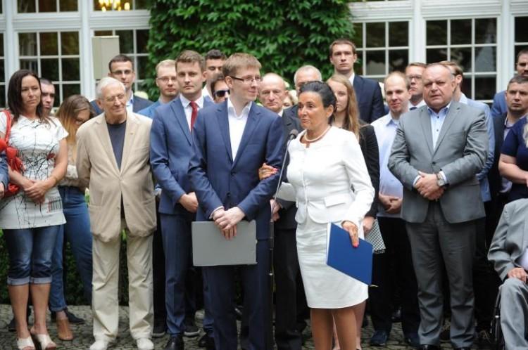 Współpracownicy prof. Chybickiej bronią posłanki przed krytyką. „Jak ktoś się pogubi, to się do niego wyciąga rękę”