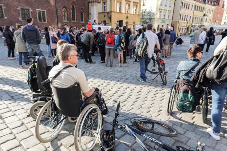 Opozycja znów będzie walczyć o niepełnosprawnych. Dziś pikieta pod pręgierzem
