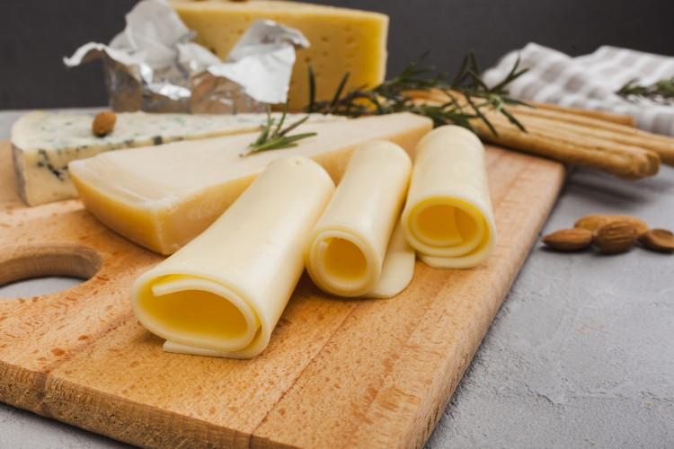 Salmonella w żółtym serze. Absolutnie go nie jedz!