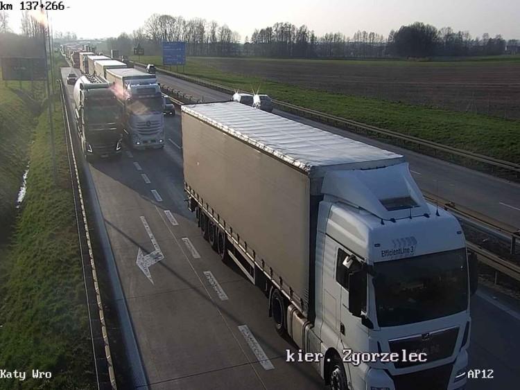 Osobówka zderzyła się z ciężarówką na A4. Korek w stronę Wrocławia