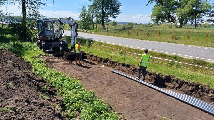 Zmiany na Oporowie. Budują drogę rowerową i chodnik