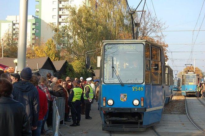 Wszystkich Świętych we Wrocławiu. Dojazd na cmentarze, parkingi, kursowanie MPK [KOMPENDIUM]