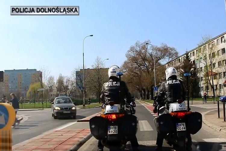 Policjanci na motocyklach uratowali życie choremu kierowcy