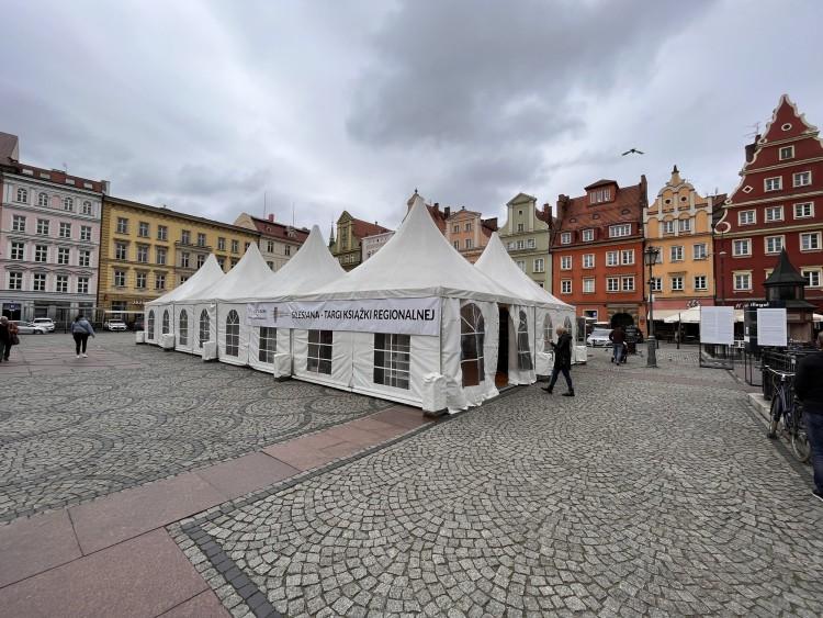 Wrocław: Trwają Targi Książki Regionalnej na placu Solnym [ZDJĘCIA]