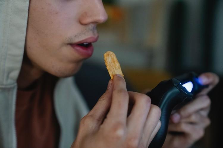 GIS wycofuje chipsy warzywne. Mogą zawierać rakotwórczą substancję