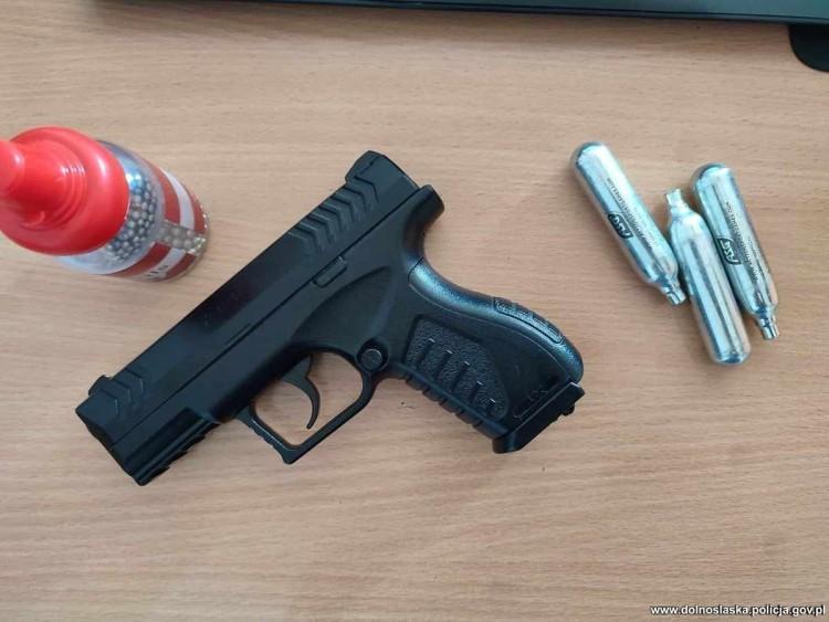 Strzelał z wiatrówki do aut i przystanków. Teraz grozi mu więzienie