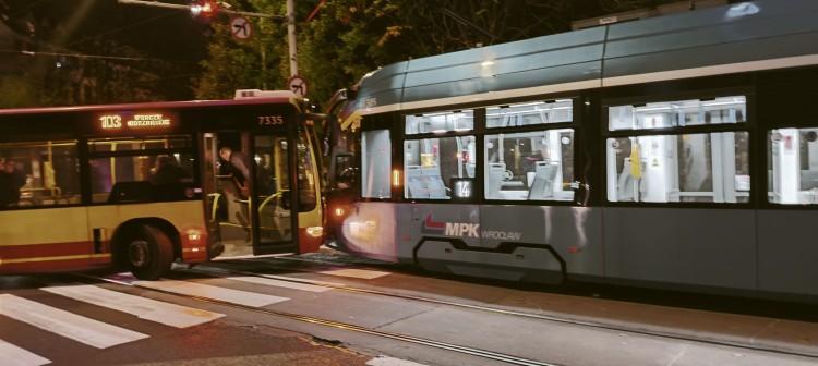 Autobus zderzył się z tramwajem we Wrocławiu. Są utrudnienia