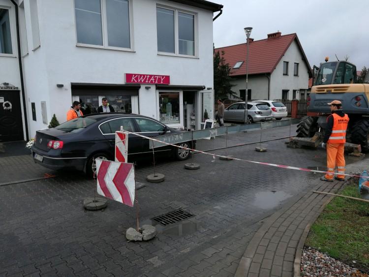 Zamieszanie na Maślicach. Zwężona przez remont ulica, piesi przeciskają się między autami [ZDJĘCIA]