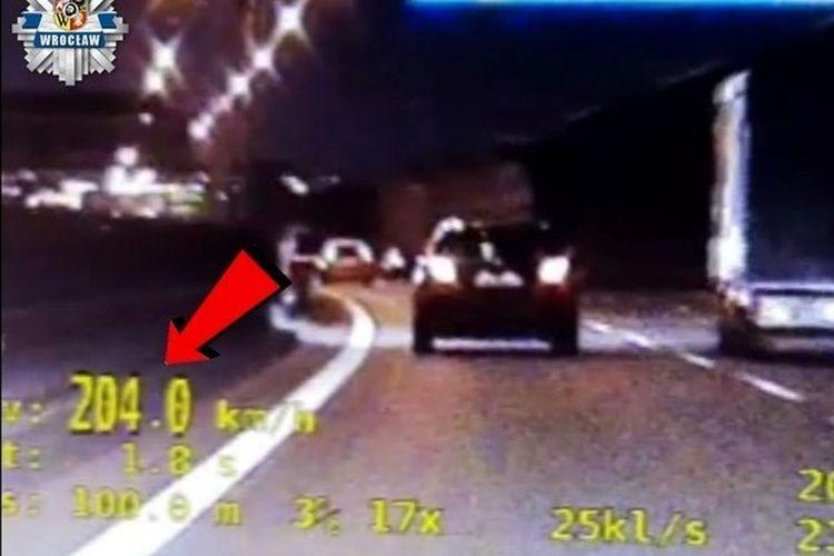 Pędził ponad 200 km/godz. na drodze S8. Dostał 2500 zł mandatu