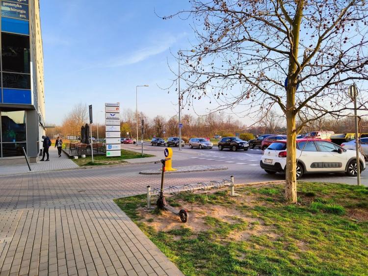 Wrocław: Agresywny rowerzysta dusił kobietę z auta na drodze rowerowej. Nikt jej nie pomógł
