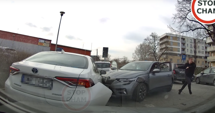 Wynajął Traficara na parę minut. Staranował kilka aut i uciekł w popłochu [FILM]
