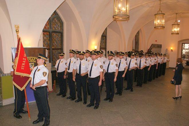 Straż Miejska Wrocławia świętuje i odbiera gratulacje