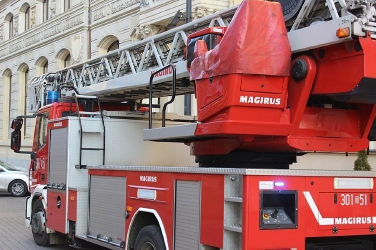 Trzylatka weszła na dach kamienicy. Matka zorientowała się dopiero, gdy policjant wbiegł do mieszkania