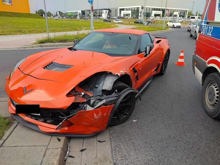 Wrocław: Wypadek na rondzie koło salonu Agata Meble. Rozbity chevrolet corvette [ZDJĘCIA]
