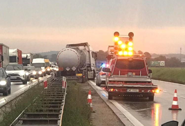 Cysterna wbiła się w bariery. Utrudnienia na autostradzie do Wrocławia