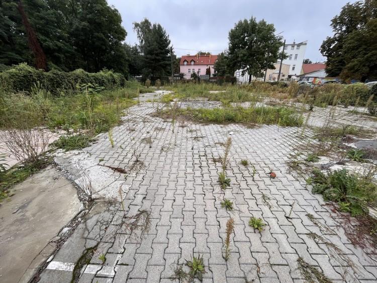 Zamknęli targowisko, bo obiecali nowe. Teraz rozkładają ręce: nie ma pieniędzy