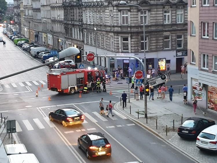 Dachowanie na Nadodrzu. Samochód zablokował torowisko [ZDJĘCIA]