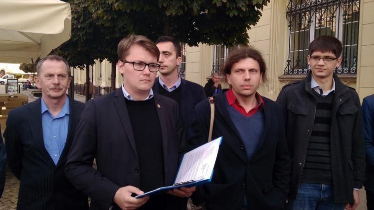 Trzy osiedla walczą o remont Gajowickiej. „Takie dziury, że nie można przejechać rowerem”