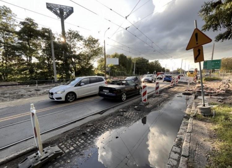 Wrocław: Budowa Alei Wielkiej Wyspy. Wylewają asfalt, nie jeżdżą tramwaje
