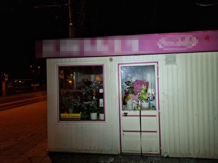 Wrocław: Dwaj pijani romantycy włamali się do kwiaciarni. Jeden chciał ukraść kwiaty dla żony