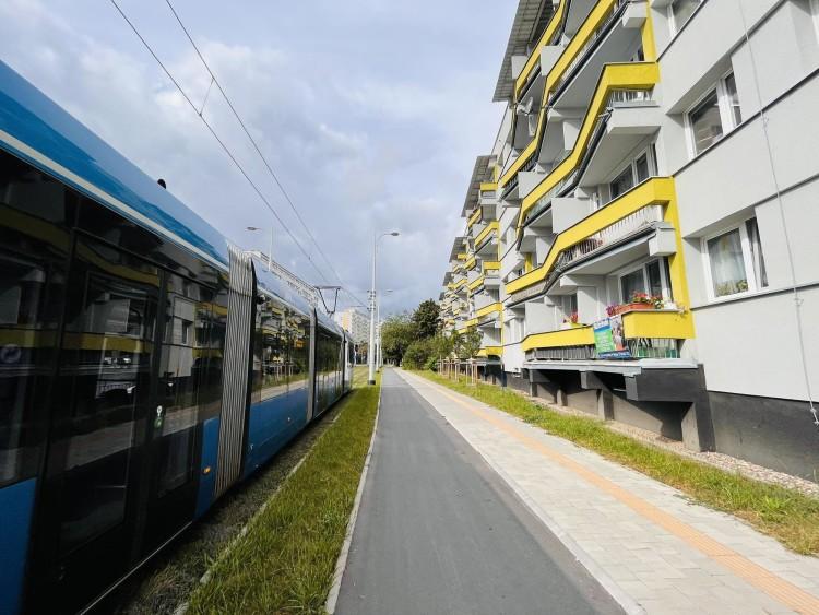 Wrocław zbudował im tramwaj pod samymi oknami. Na obrazkach tory były dalej