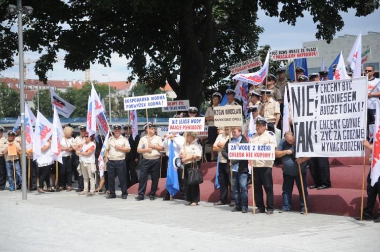 Protest pracowników gospodarki wodnej we Wrocławiu. Chcą podwyżek [ZDJĘCIA]