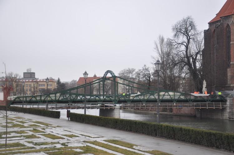 Latarnie elektryczne zamiast gazowych. Kończy się remont mostu Tumskiego