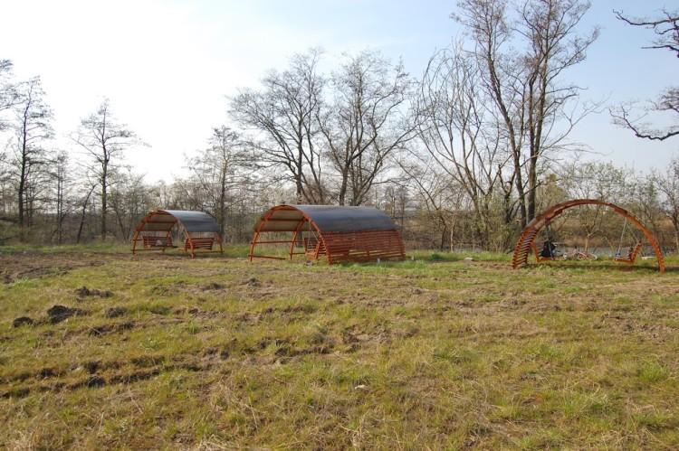 Nad stawem, w rejonie lotniska, powstaje nowy plenerowy bar z plażą [ZDJĘCIA]