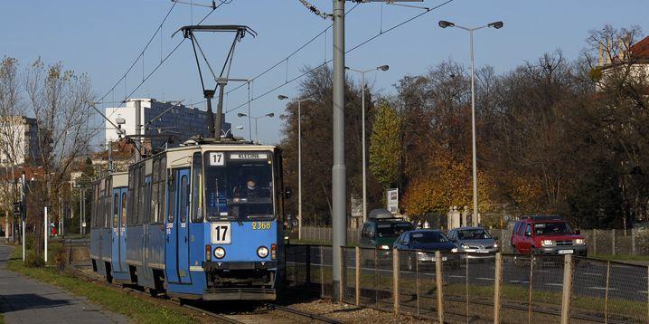 Na Klecinie tramwaj zderzył się z samochodem. Dwie osoby ranne