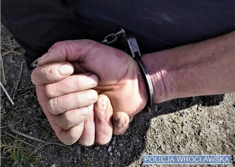 Podczas kontroli schował narkotyki w ustach. Później zaatakował policjantów