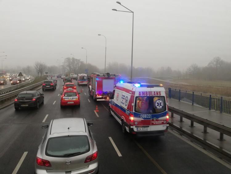 Karambol na wyjeździe z Wrocławia. Zderzyło się siedem aut [ZDJĘCIA]