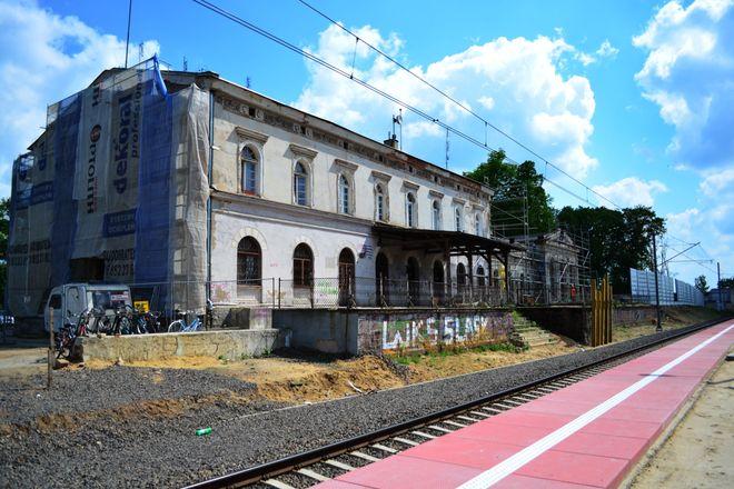 Przebudowa zabytkowego podwrocławskiego dworca nabiera tempa. Będzie iluminacja elewacji