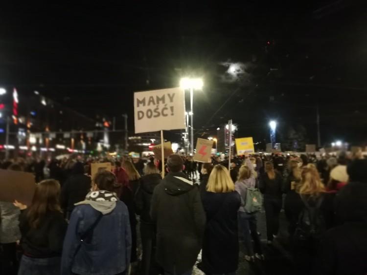 Strajk Kobiet nie daje za wygraną. W centrum Wrocławia znów tłumy i blokada ulic [RELACJA]