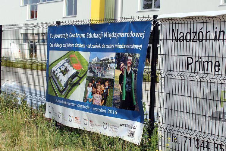 Od środy wprowadzają zakaz parkowania przy nowej szkole