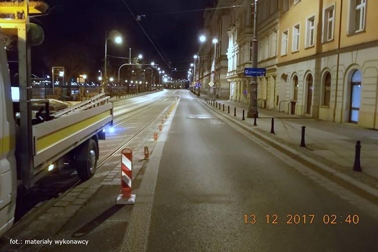 Na Grodzkiej pojawiły się separatory torowiska. Kierowcy nie ominą progów zwalniających