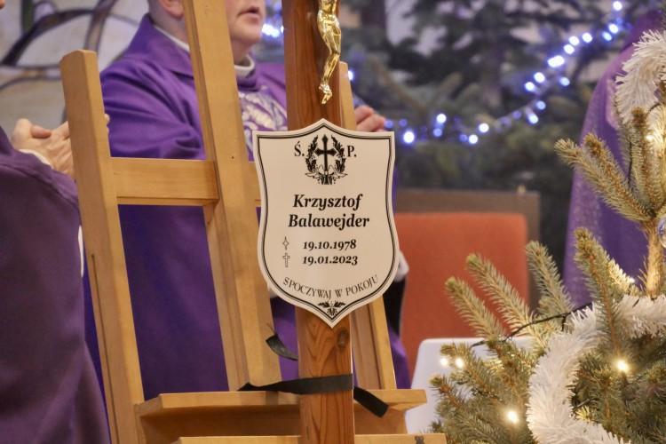 Pogrzeb Krzysztofa Balawejdera, prezesa MPK Wrocław. Ludzie przyszli w żółtych szalikach