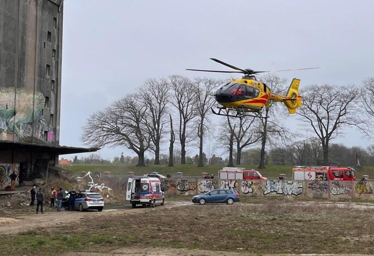 Dramatyczny wypadek we Wrocławiu. Dwie młode osoby wpadły do szybu w dawnym elewatorze