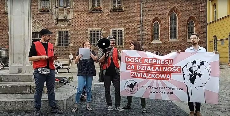 Nauczyciele chcą odwołania dyrektorki wrocławskiej szkoły. Protest na Rynku