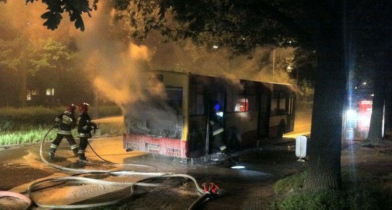 W nocy przy ul. Kamiennej zapalił się autobus MPK