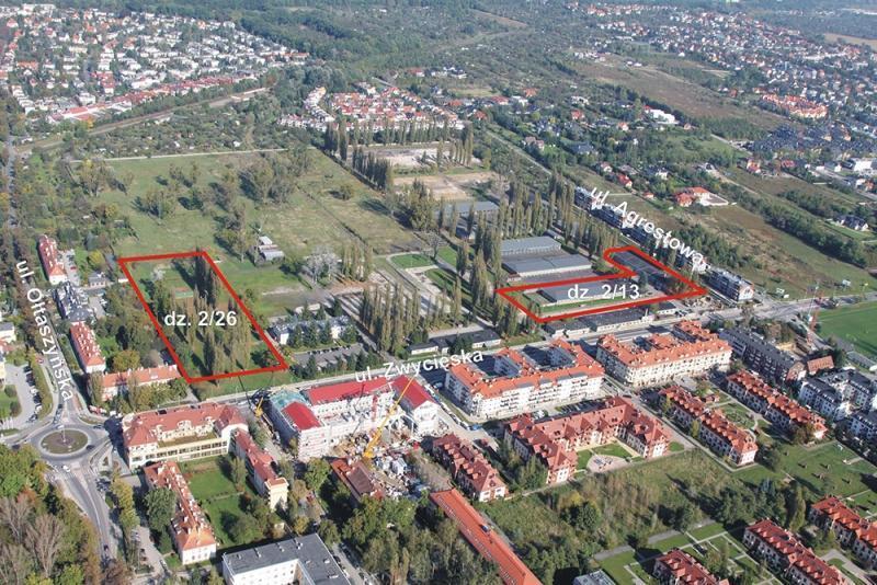 Tragedia na alei Sobieskiego. Mężczyzna wbiegł pod samochód i zginął
