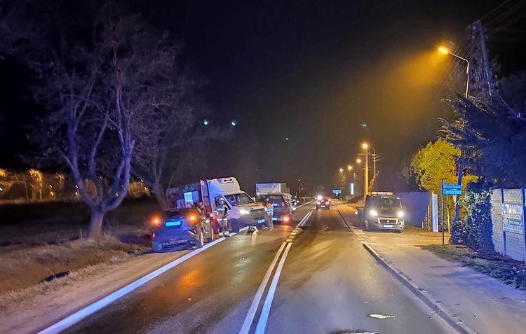 Żerniki Wrocławskie: bus zderzył się z samochodem. Plama oleju na drodze