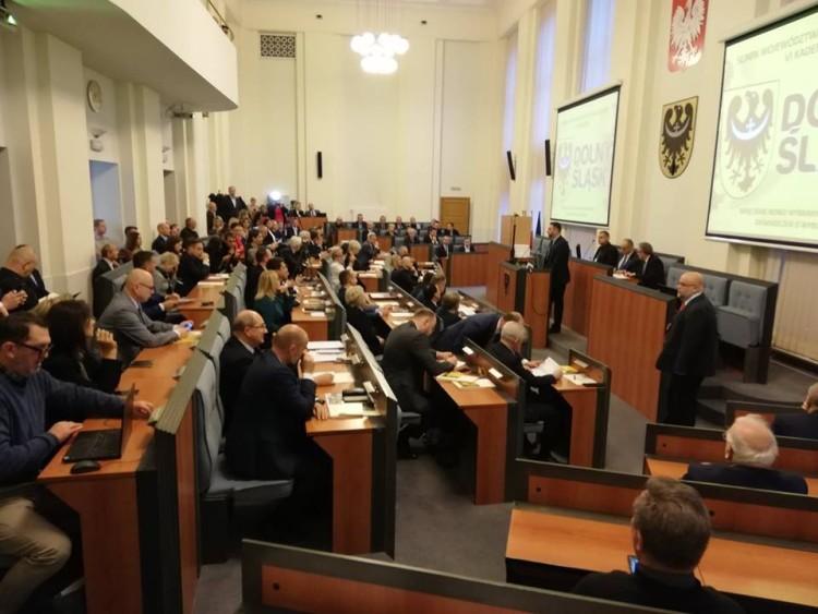 PiS i Bezpartyjni już formalnie rządzą Dolnym Śląskiem. Opozycja chciała nie dopuścić do głosowania